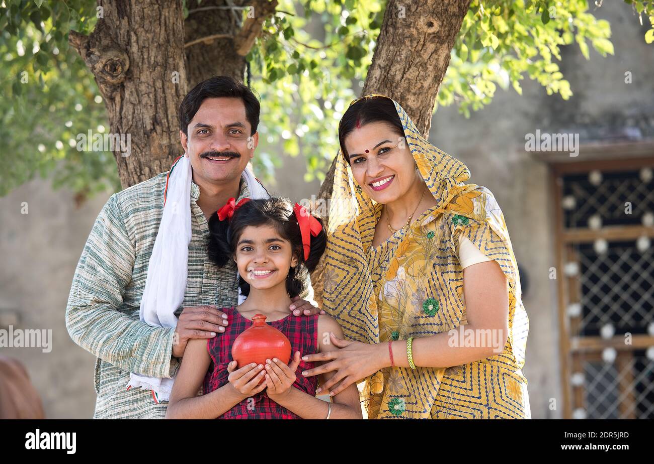 Familia rural India con su hija en el banco de pigmeo Foto de stock