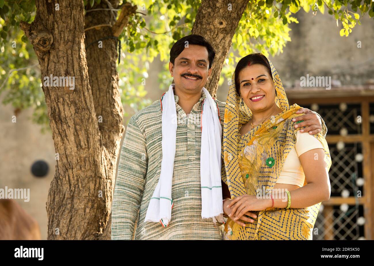 Feliz campesino indio con su esposa en el pueblo Foto de stock