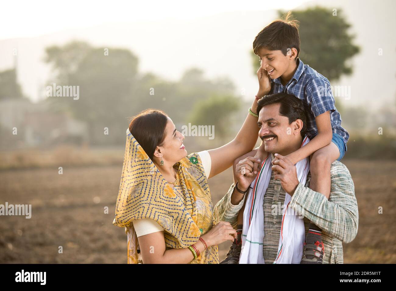 Feliz familia India rural en el campo agrícola Foto de stock
