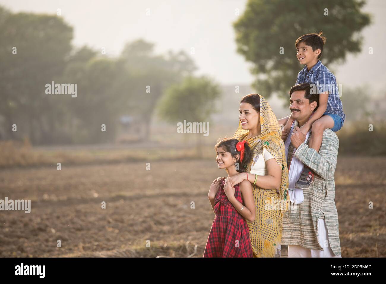 Feliz familia India rural en el campo agrícola Foto de stock