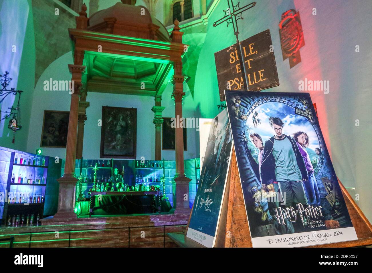 Antequera, Málaga. 20 de diciembre de 2020. La magia de Harry Potter viene  en una exposición en la Real Colegiata de Santa María la mayor de  Antequera, casas dentro de una exposición