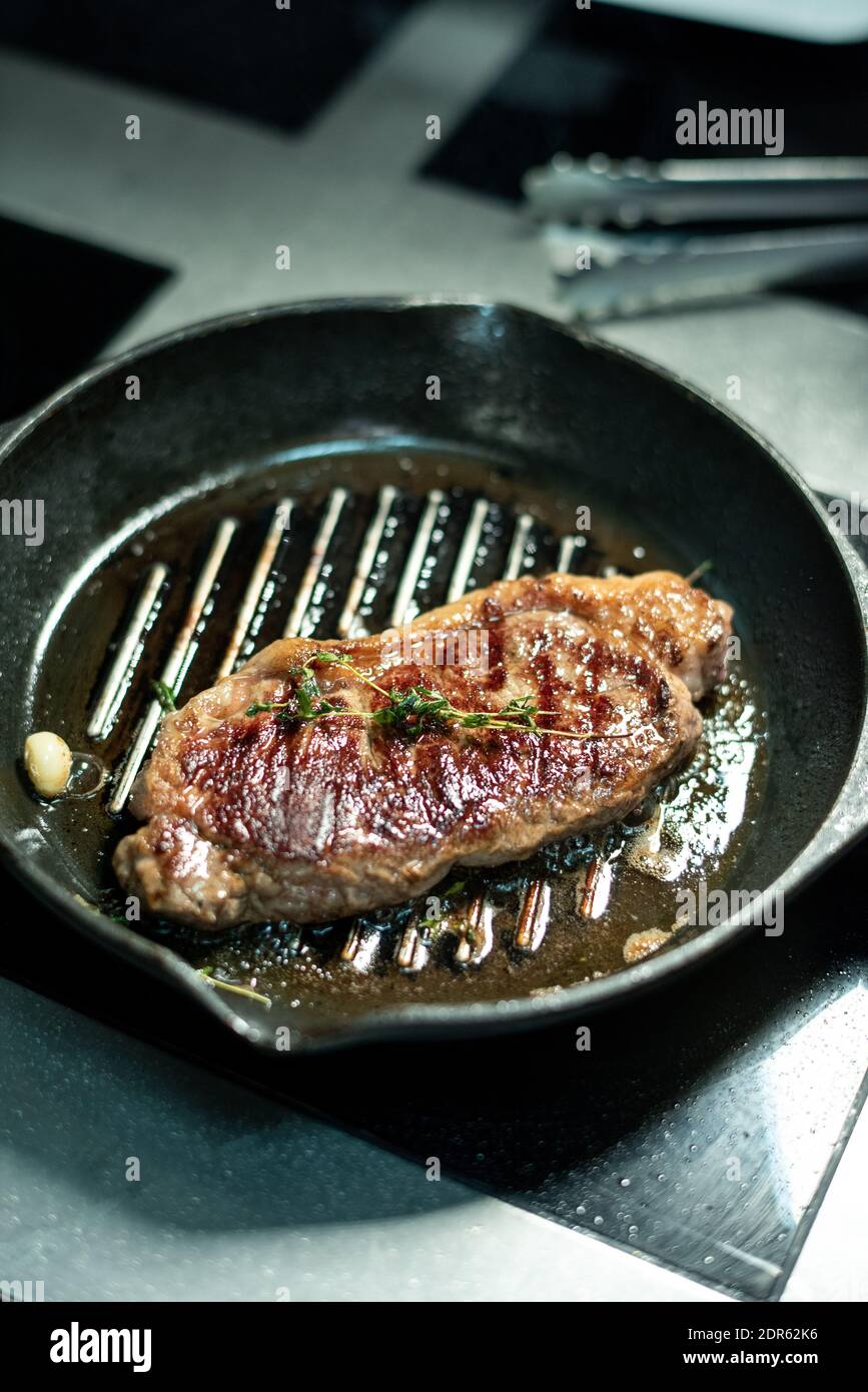 Grill steak en una estufa eléctrica. Cuello de cerdo frito sobre pequeños grill  eléctrico. Cocinar en casa. Barbacoa saludable. Catering para los amigos. Grill  eléctrico Fotografía de stock - Alamy