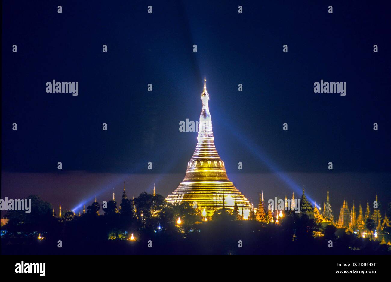 Pagoda Shwedagon cubierta de oro iluminada por la noche, Yangon, Myanmar. Julio de 1999 Foto de stock
