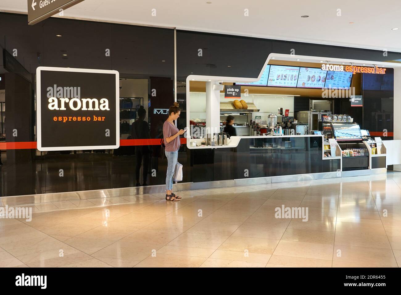 Toronto, Canadá - 26 de agosto de 2019: Personas en Aroma Espresso Bar. Aroma Espresso Bar es una cadena de café y espresso israelí con 125 sucursales alrededor de la I Foto de stock