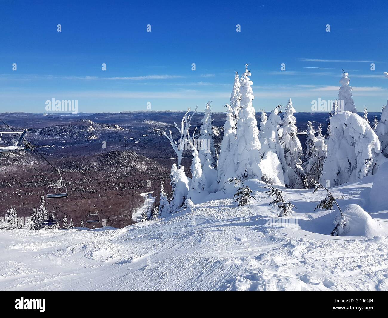 Vista panorámica de una estación de esquí Mont-Tremblant, en Quebec, Canadá Foto de stock