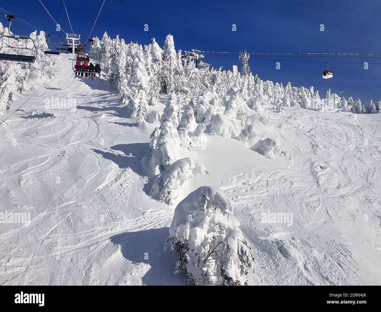 Vista panorámica de una estación de esquí Mont-Tremblant, en Quebec, Canadá Foto de stock