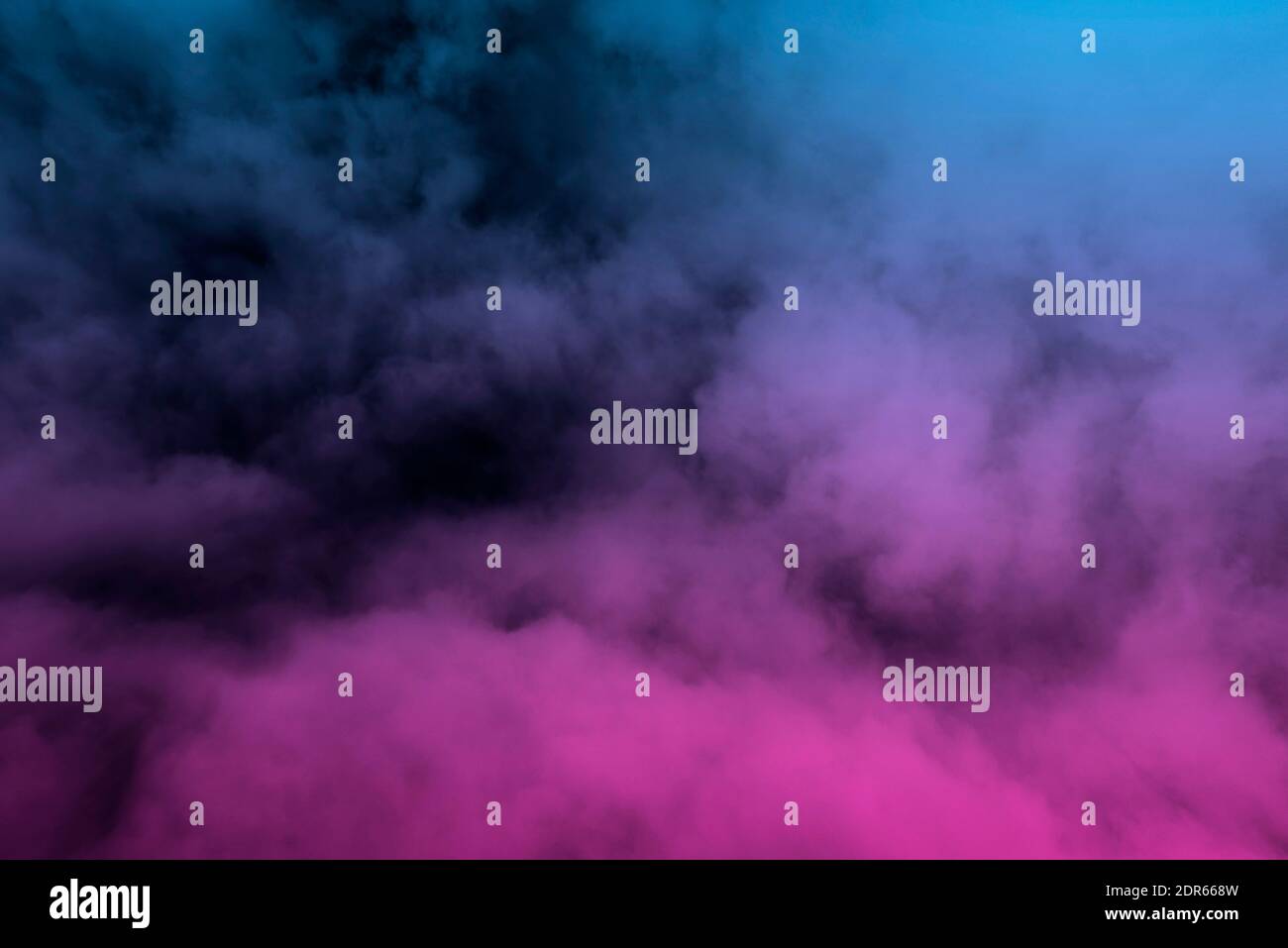 Niebla de color brillante, vapor azul y rosa como textura o fondo Foto de stock