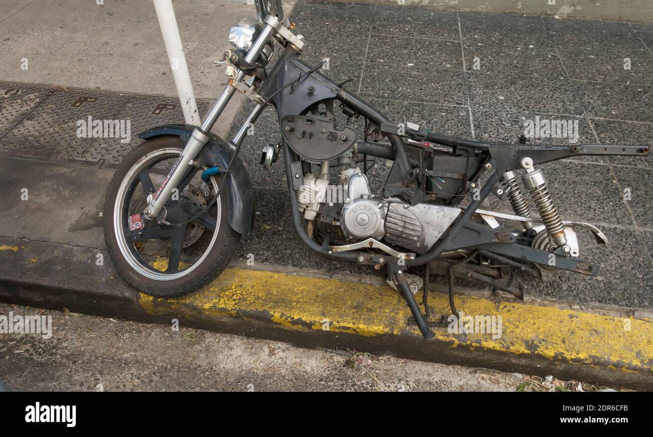 Robo de piezas en motocicleta a pesar de la rueda delantera con candado Foto de stock