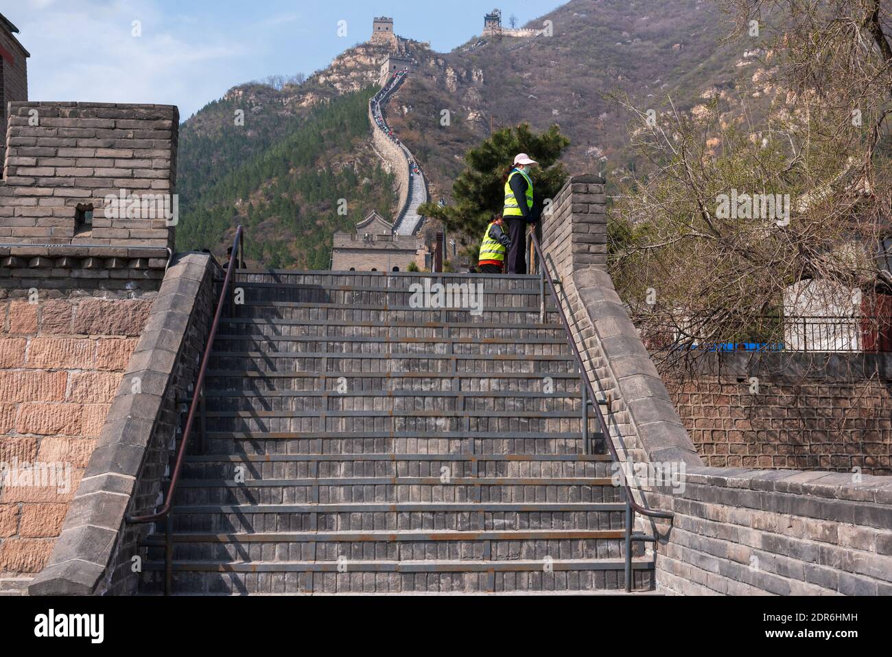 Beijing, China -- 4 de abril de 2016. Trabajadores en las escaleras de la Gran Muralla de China. Foto de stock