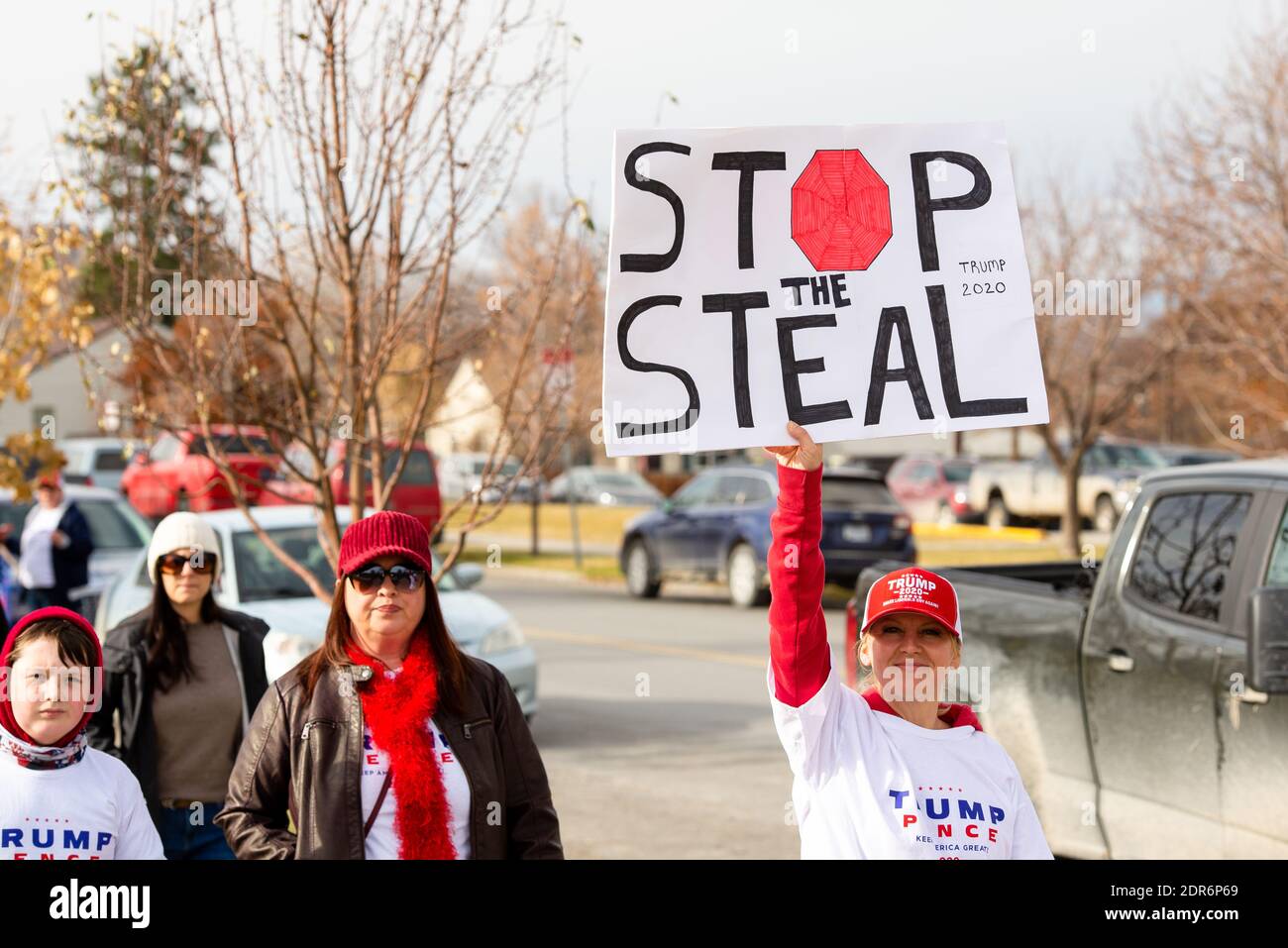 Helena, Montana - 7 de noviembre de 2020: Mujer protestando en el cartel de la celebración del mitin Stop the Steal, usando el equipo de Trump 2020 creyendo que la elección fue robada de D Foto de stock