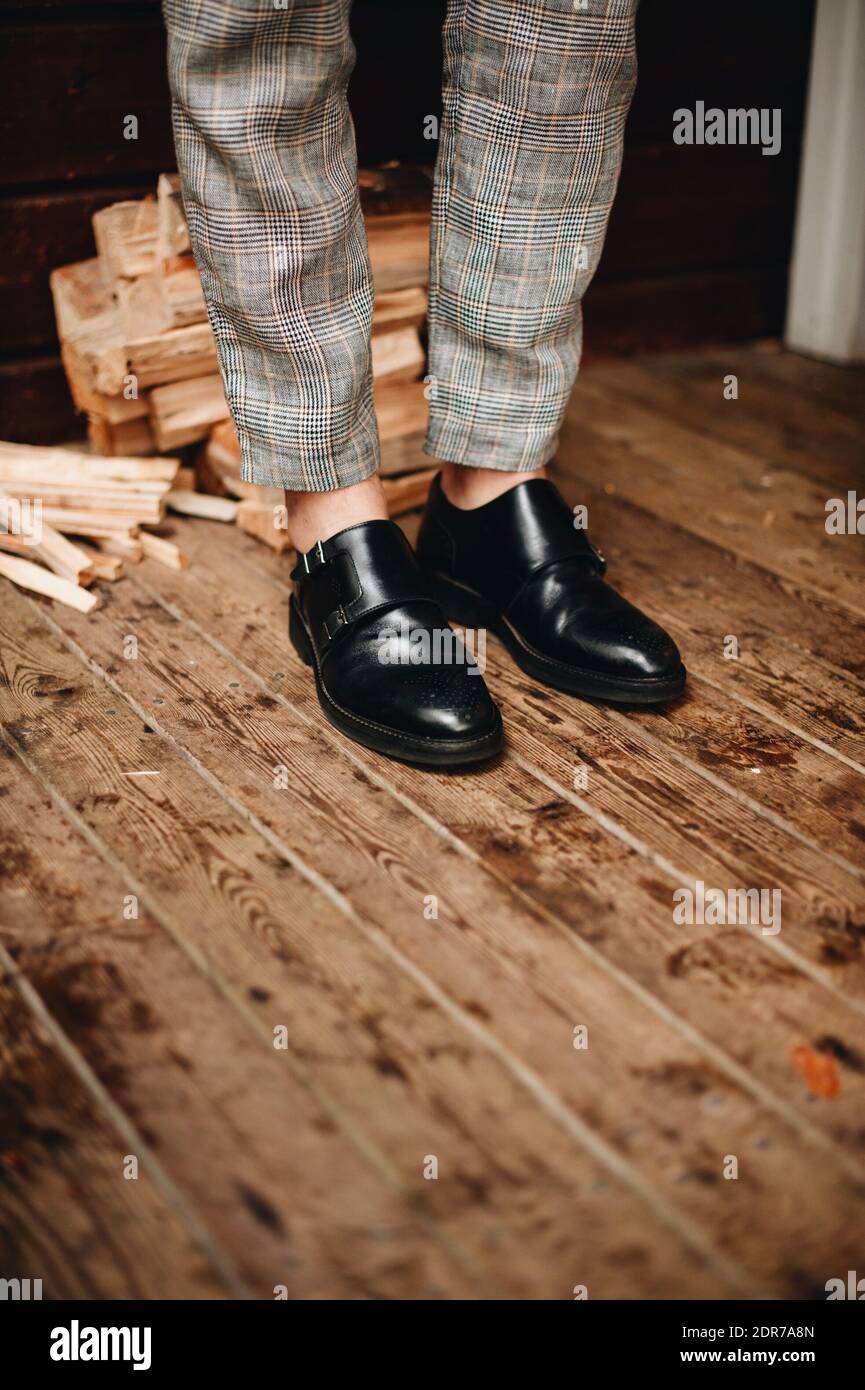 Sección baja del hombre usando zapatos formales mientras que está parado en  el piso de madera Fotografía de stock - Alamy