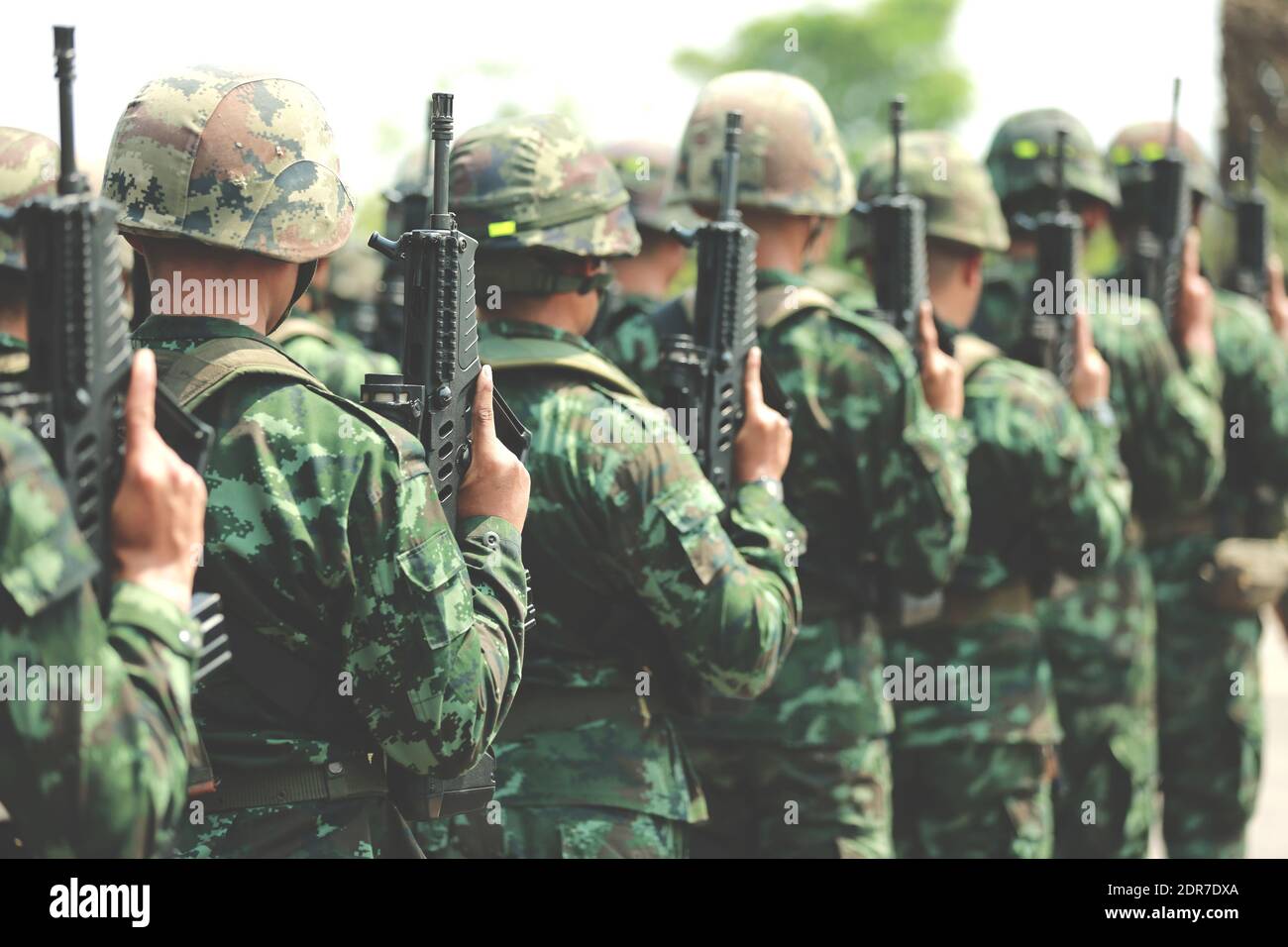 Soldados del ejército con rifles de pie en fila Fotografía de stock - Alamy