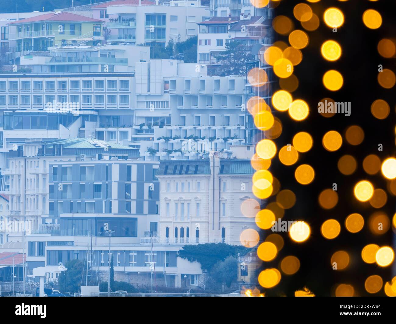 Iluminación de Adviento en Opatija en Croacia Bahía de Kvarner Europa Foto de stock