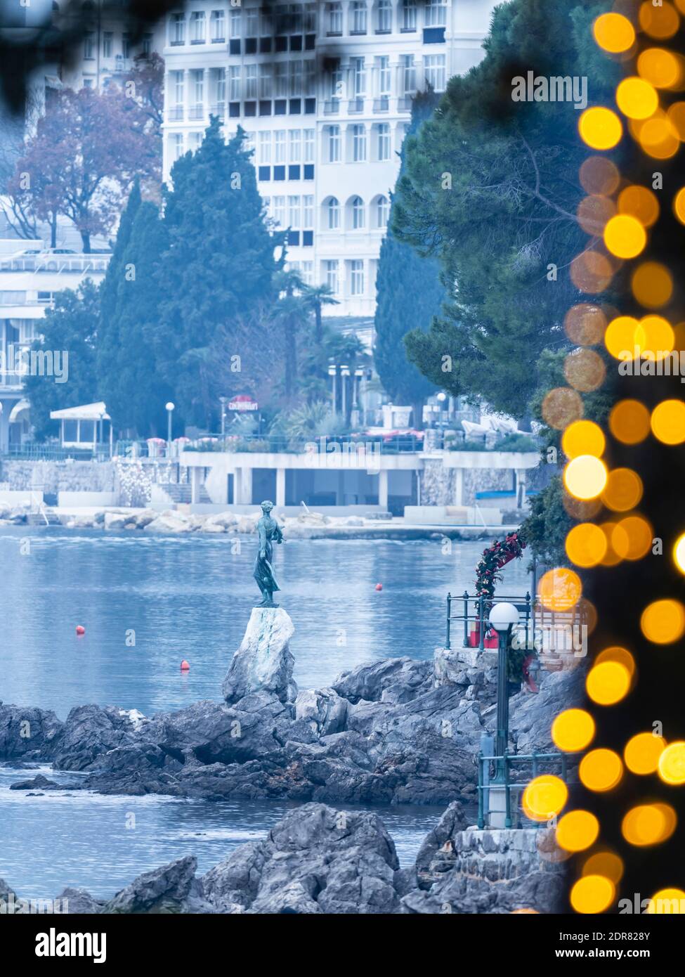 La estatua de Djevojka galebom y la iluminación del advenimiento en Opatija in Croacia Bahía de Kvarner Europa Foto de stock