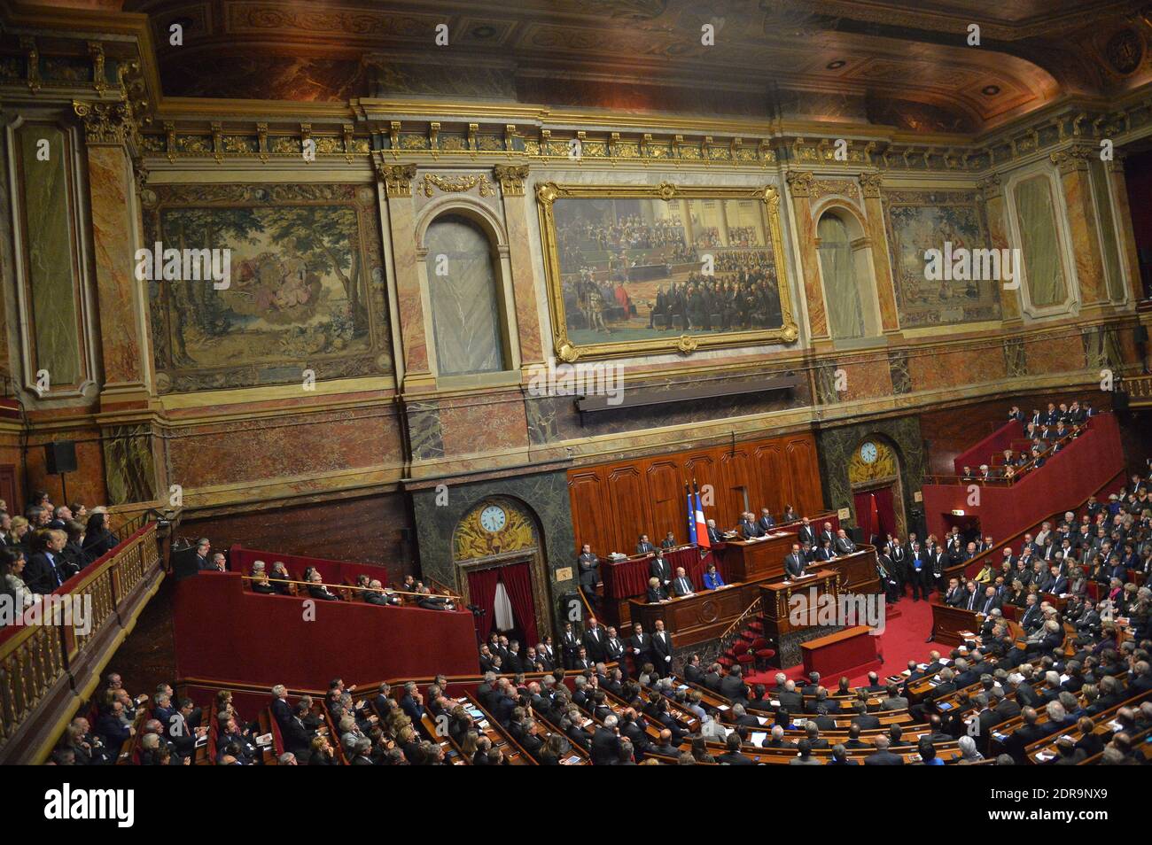 El presidente francés Francois Hollande se dirige a las dos Cámaras del  Parlamento reunidas en el Congreso en el Palacio de Versalles después de  los ataques terroristas del viernes que mataron a