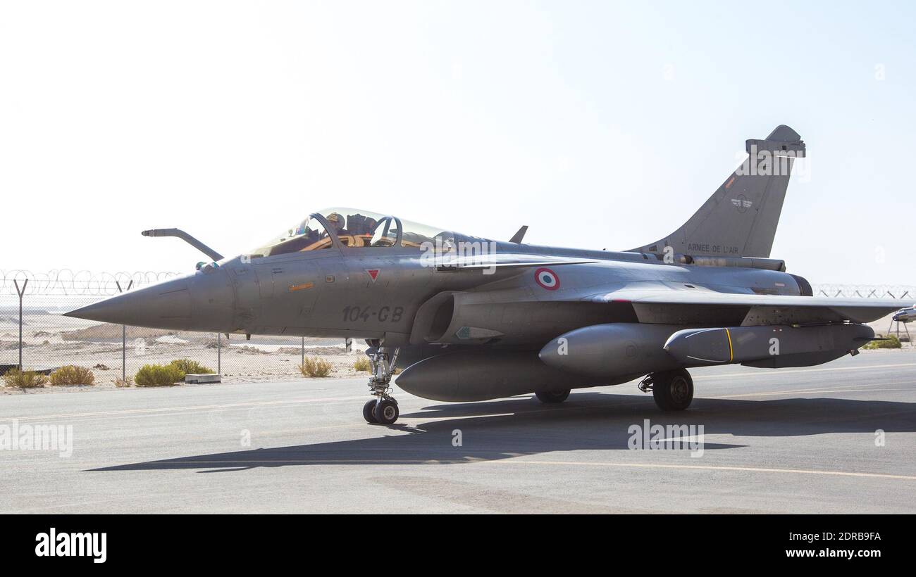 Un avión de combate Dassault Rafale de la Fuerza Aérea Francesa equipado  con misiles de crucero aire-superficie DE LARGO alcance CUERO CABELLUDO se  prepara para despegar de una base aérea en Jordania