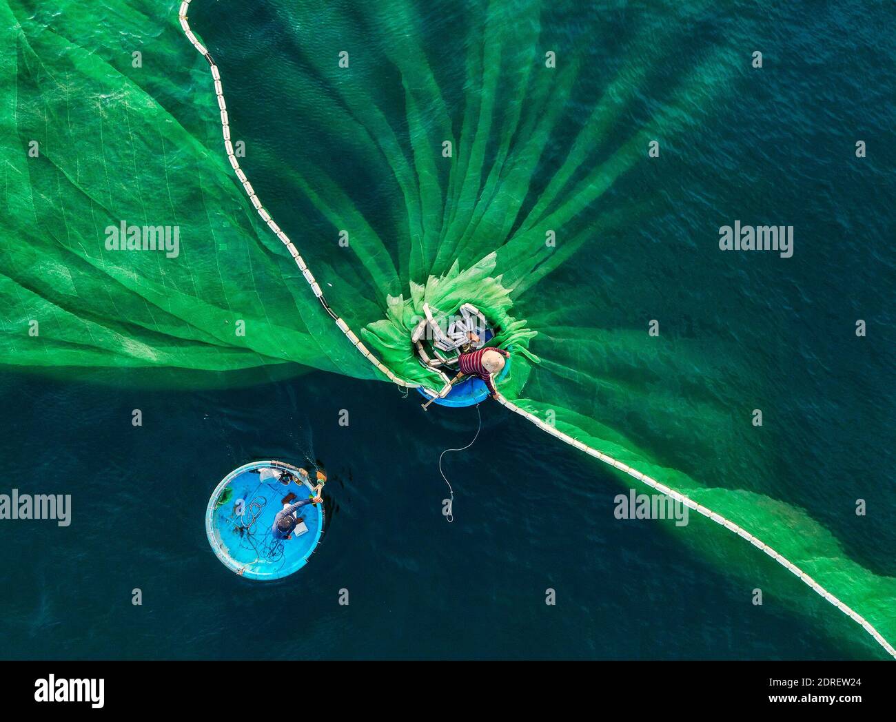 Drone Disparo de Pescador Poniendo Red de Pesca en el Mar Fotografía de  stock - Alamy