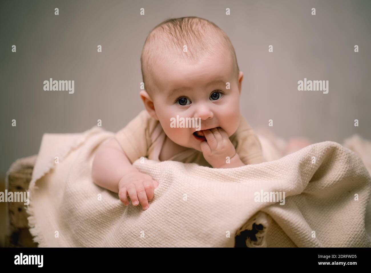 Retrato de lindo bebé niña acostada en la cama en casa Foto de stock