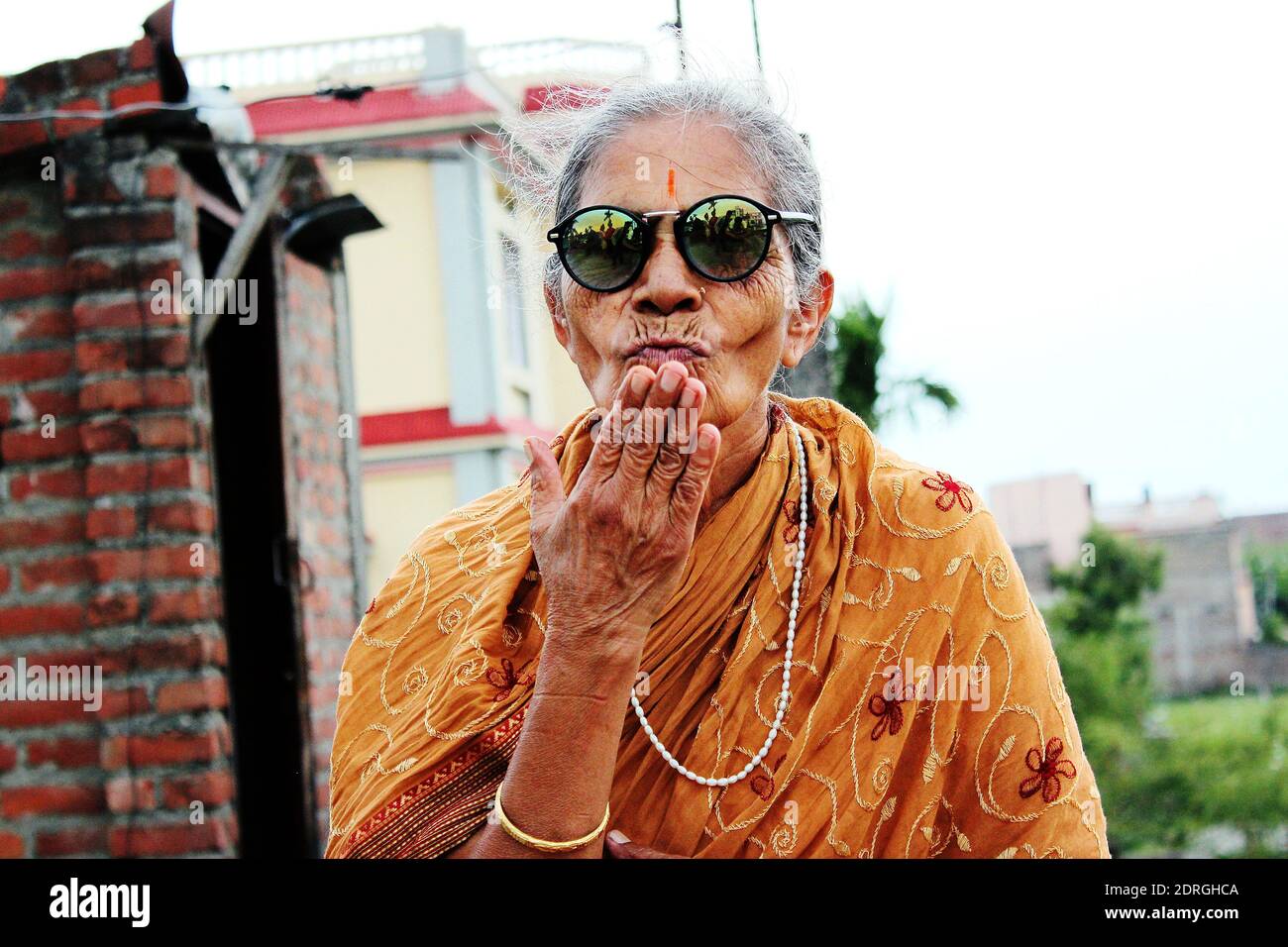 Mujer mayor con gafas de sol Blowing Kiss Fotografía de stock - Alamy