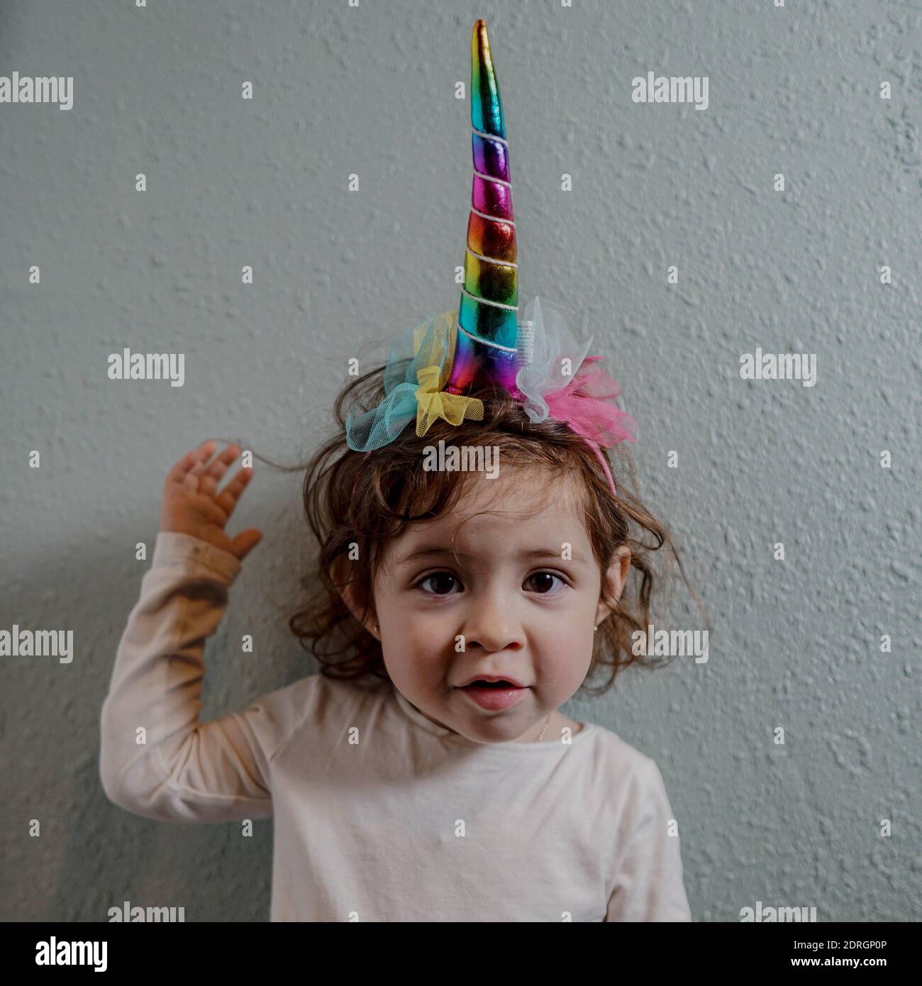 Retrato de una chica de cute con sombrero Unicornio está de pie contra la de - Alamy