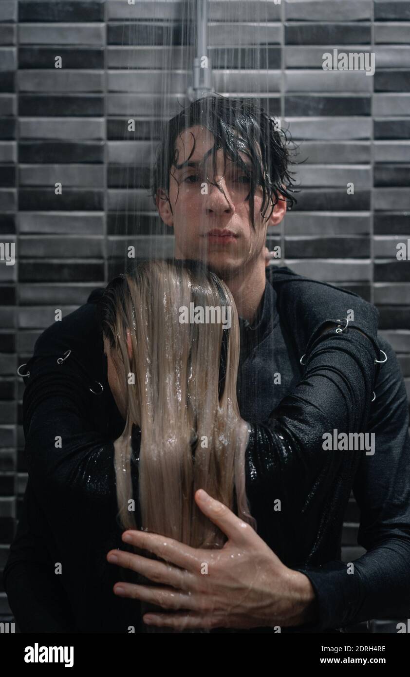 Retrato del hombre abrazando a la mujer compañera en la ducha Fotografía de  stock - Alamy