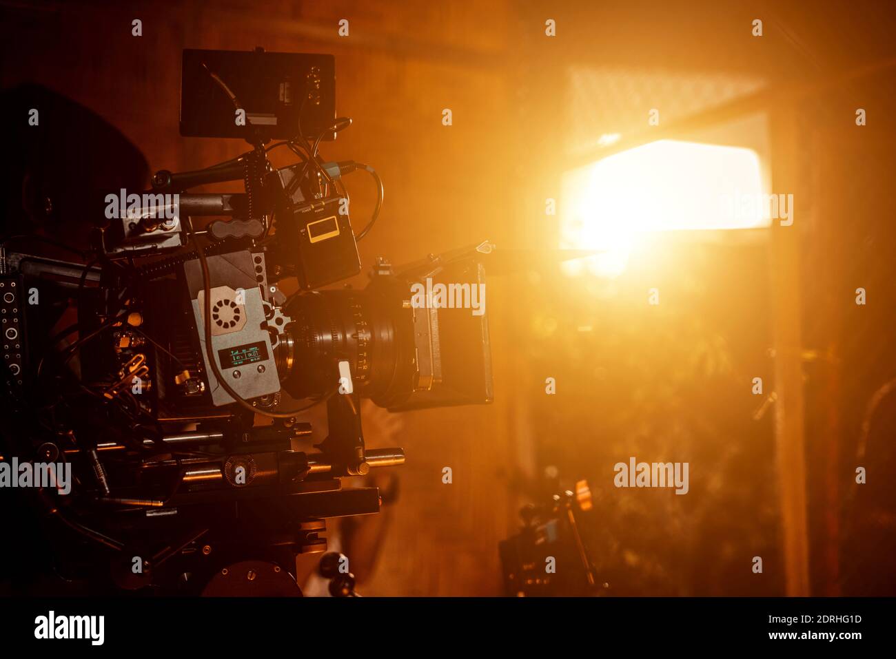 La película de la cámara del cineasta está detrás de las escenas de la película y la iluminación. Foto de stock