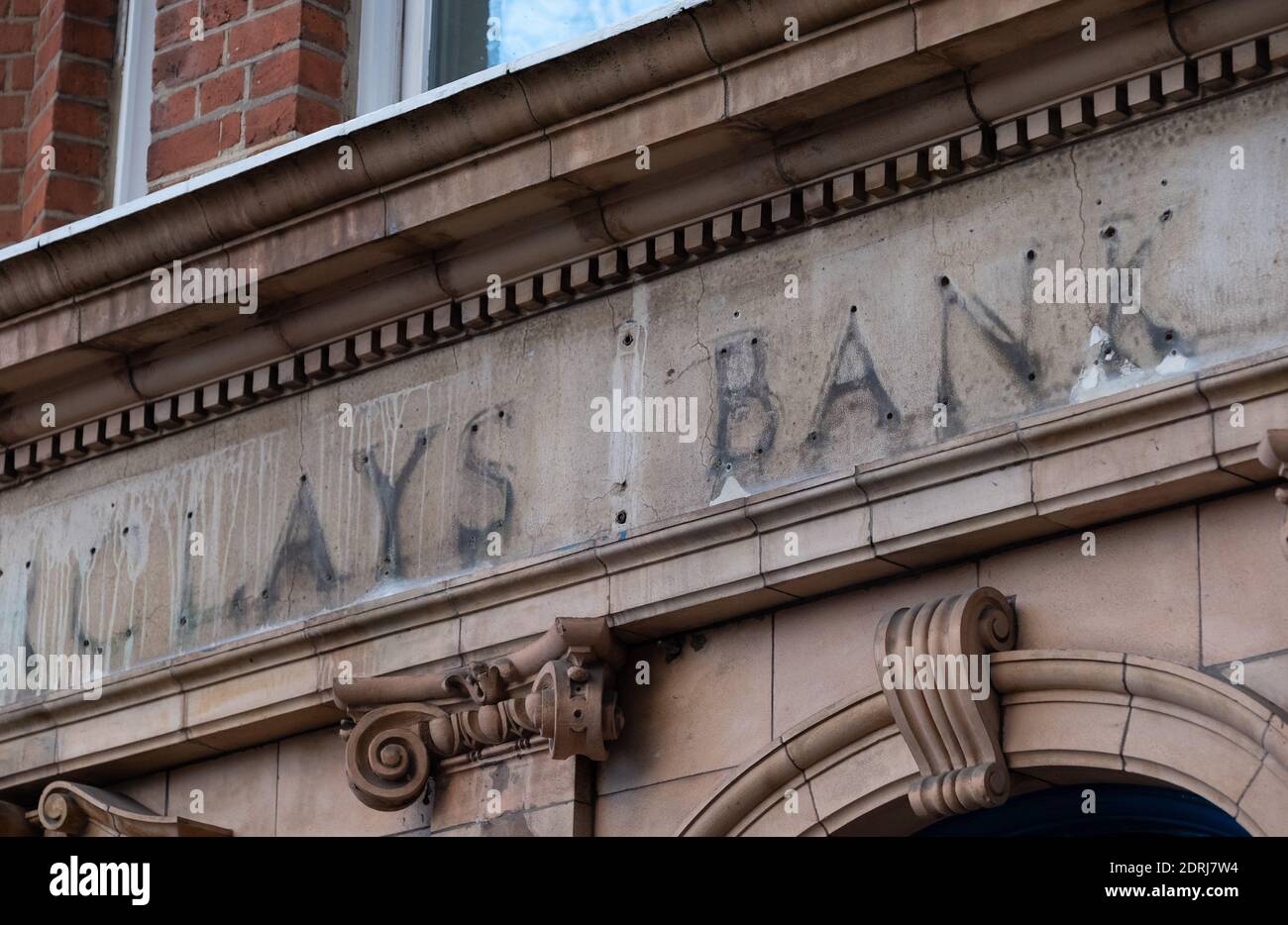 Los restos de una señal sobre una antigua sucursal de Barclays Bank, ahora cerrado, en Kew Gardens, al suroeste de Londres. Foto de stock