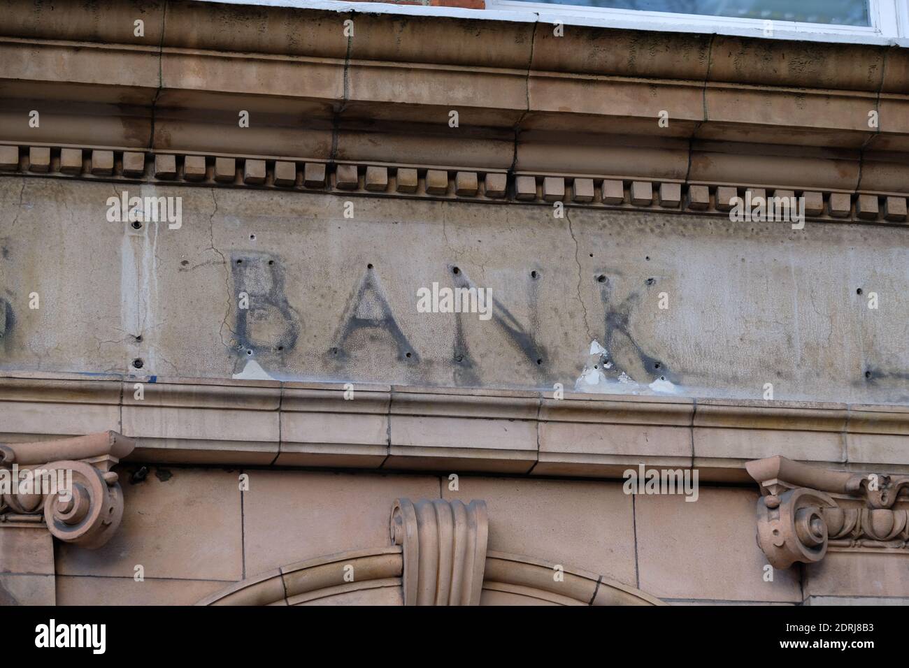 Los restos de una señal sobre una antigua sucursal de Barclays Bank, ahora cerrado, en Kew Gardens, al suroeste de Londres. Foto de stock