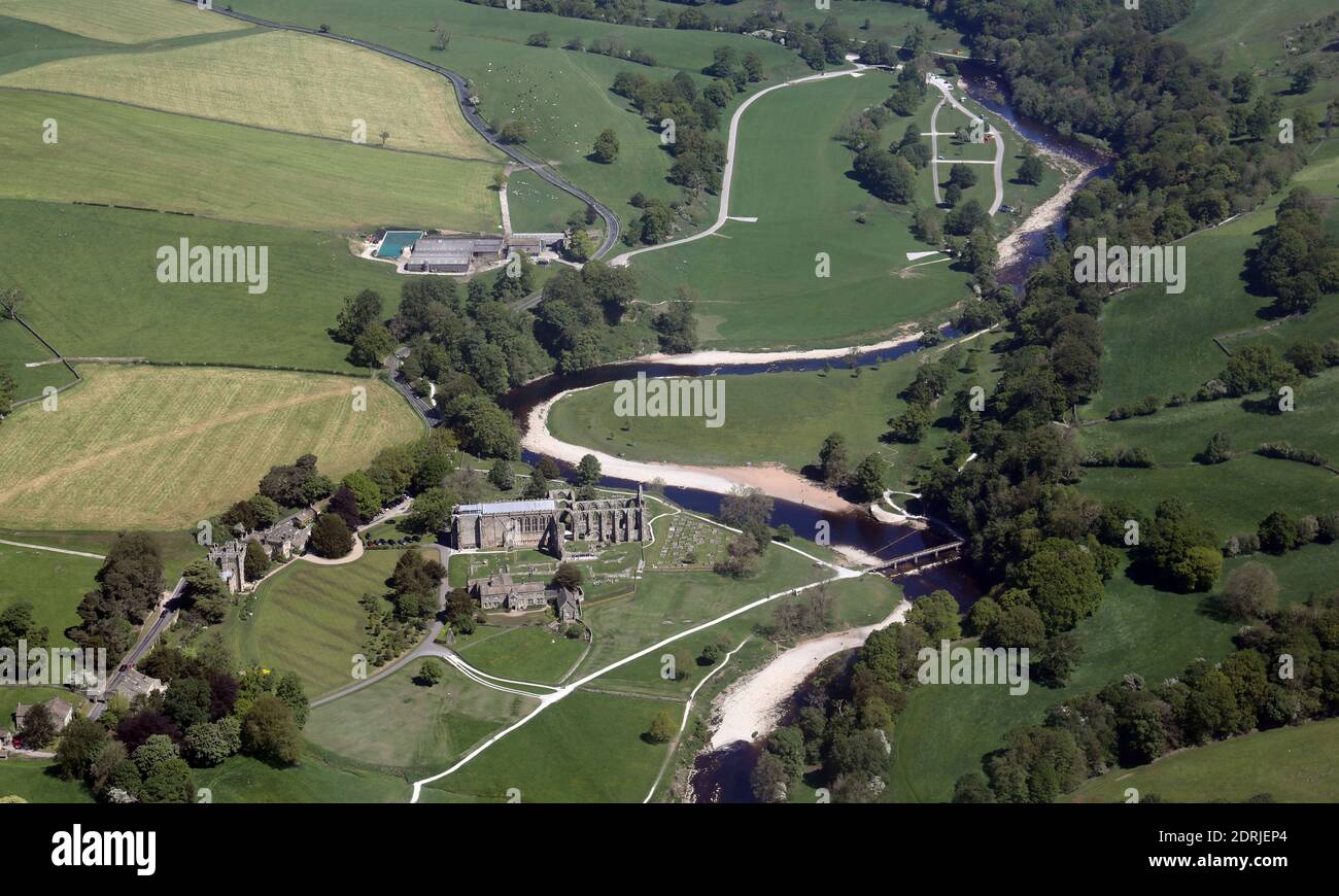 Vista aérea de Bolton Abbey pueblo incluyendo Bolton Priory una atracción turística del muelle del río, cerca de Skipton, North Yorkshire Foto de stock