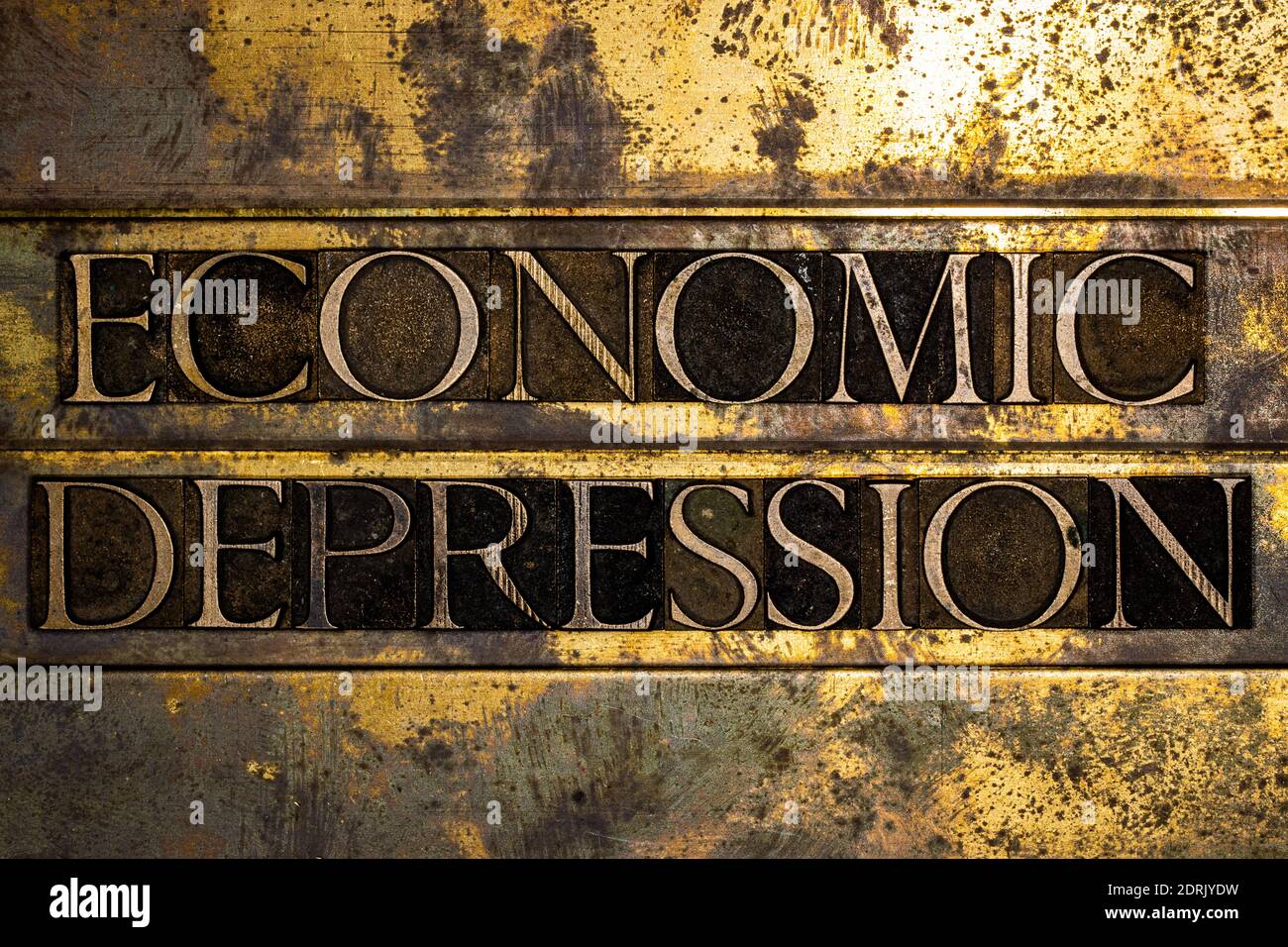 Texto de depresión económica sobre fondo de cobre y oro con textura rugosa Foto de stock