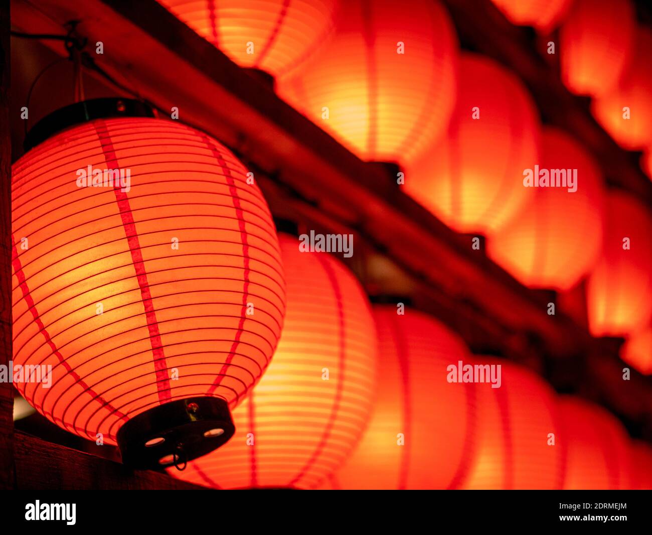 Ilumina los globos tradicionales de papel de arroz japonés rojo en un  festival en Japón Fotografía de stock - Alamy