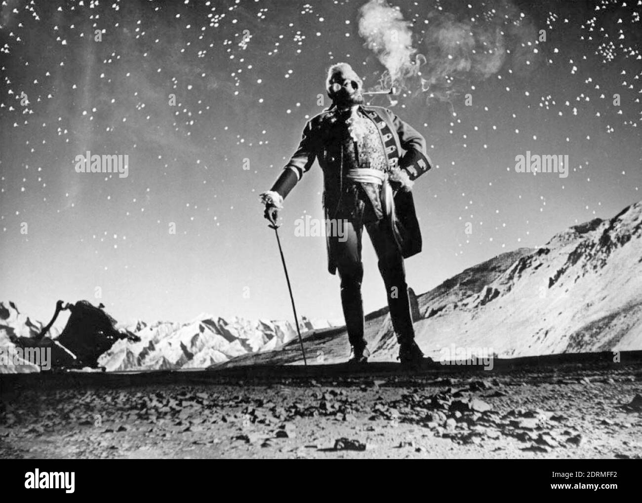 MÜNCHHAUSEN 1943 Universum Film Production con Hans Albert como el Barón, aquí de pie en la luna. Foto de stock