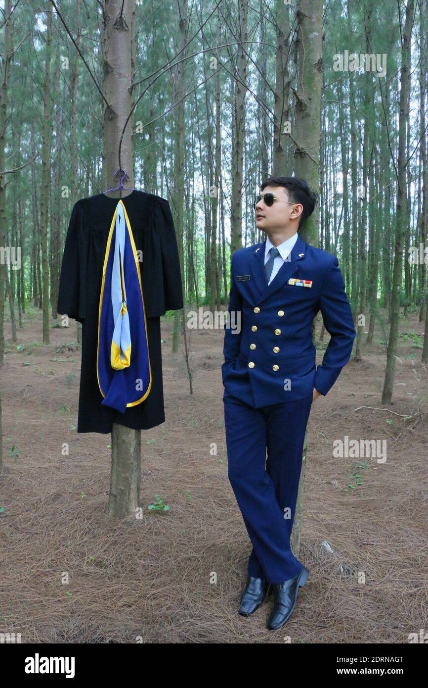 Traje De Graduación Fotos e Imágenes de stock - Alamy