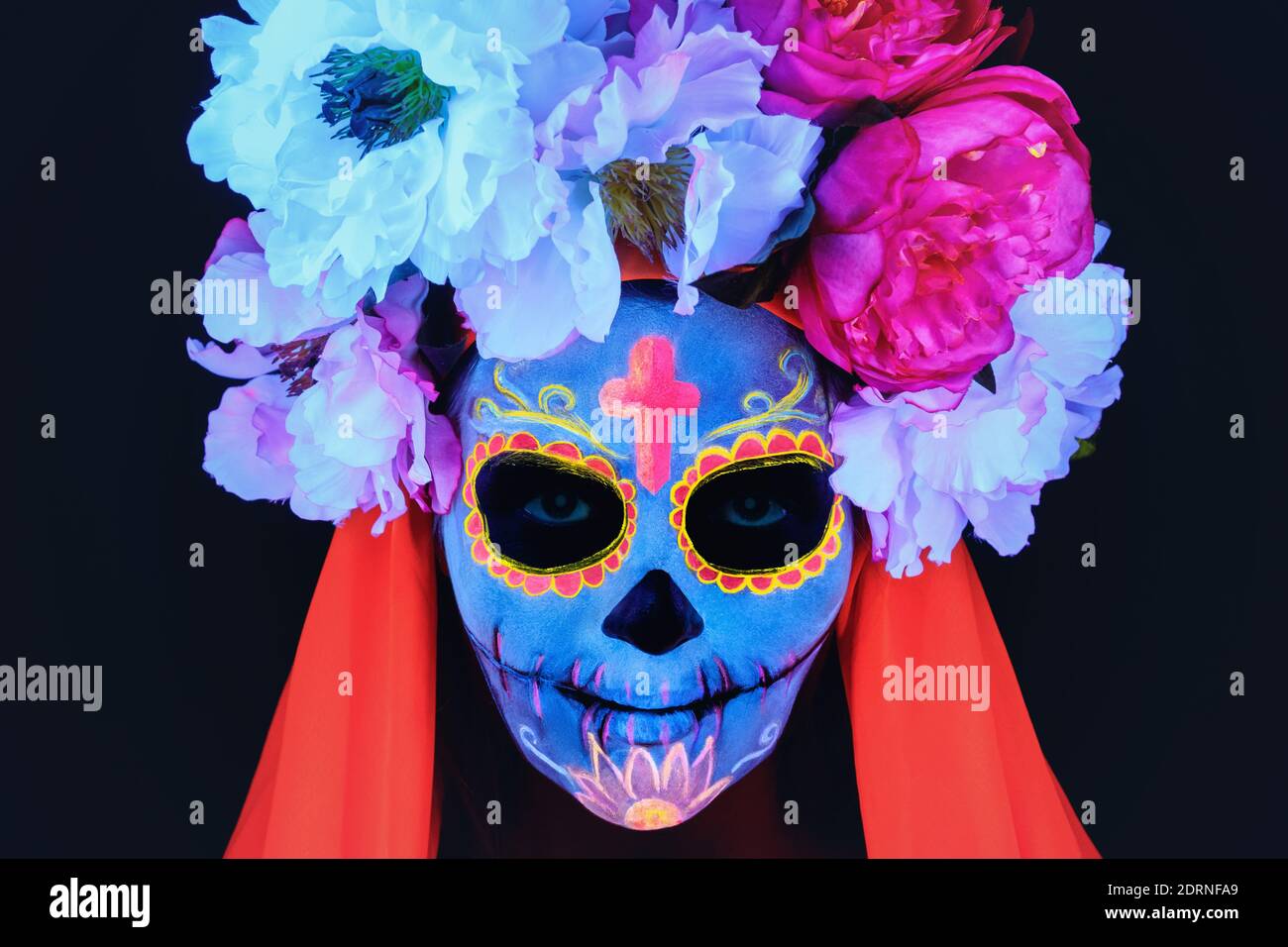 Imagen creativa de Sugar Skull. Maquillaje de neón para Halloween o Dia de  Mertos vacaciones Fotografía de stock - Alamy