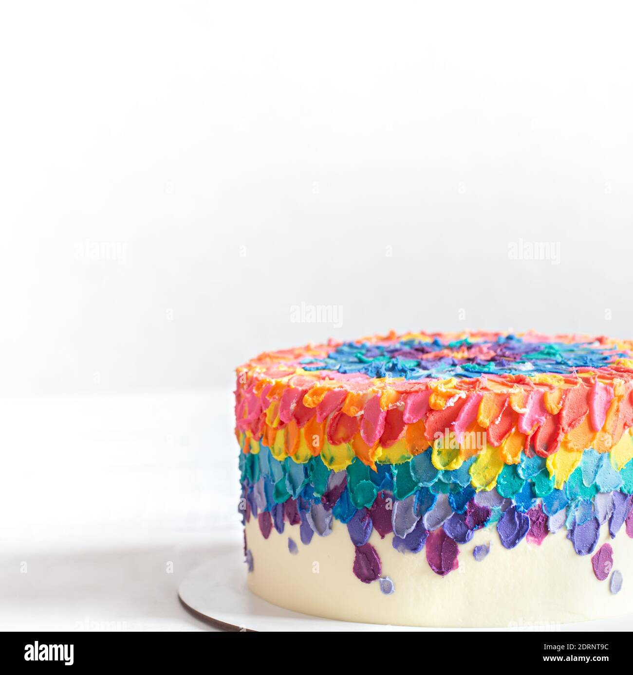Pastel de cumpleaños multicolor decorado con crema brillante. Concepto de  pasteles a medida Fotografía de stock - Alamy