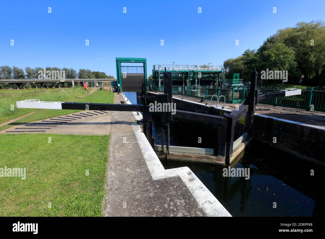 Vista de las puertas de seguridad en Orton Mere, río Nene, Peterborough, Cambridgeshire, Inglaterra, Reino Unido Foto de stock