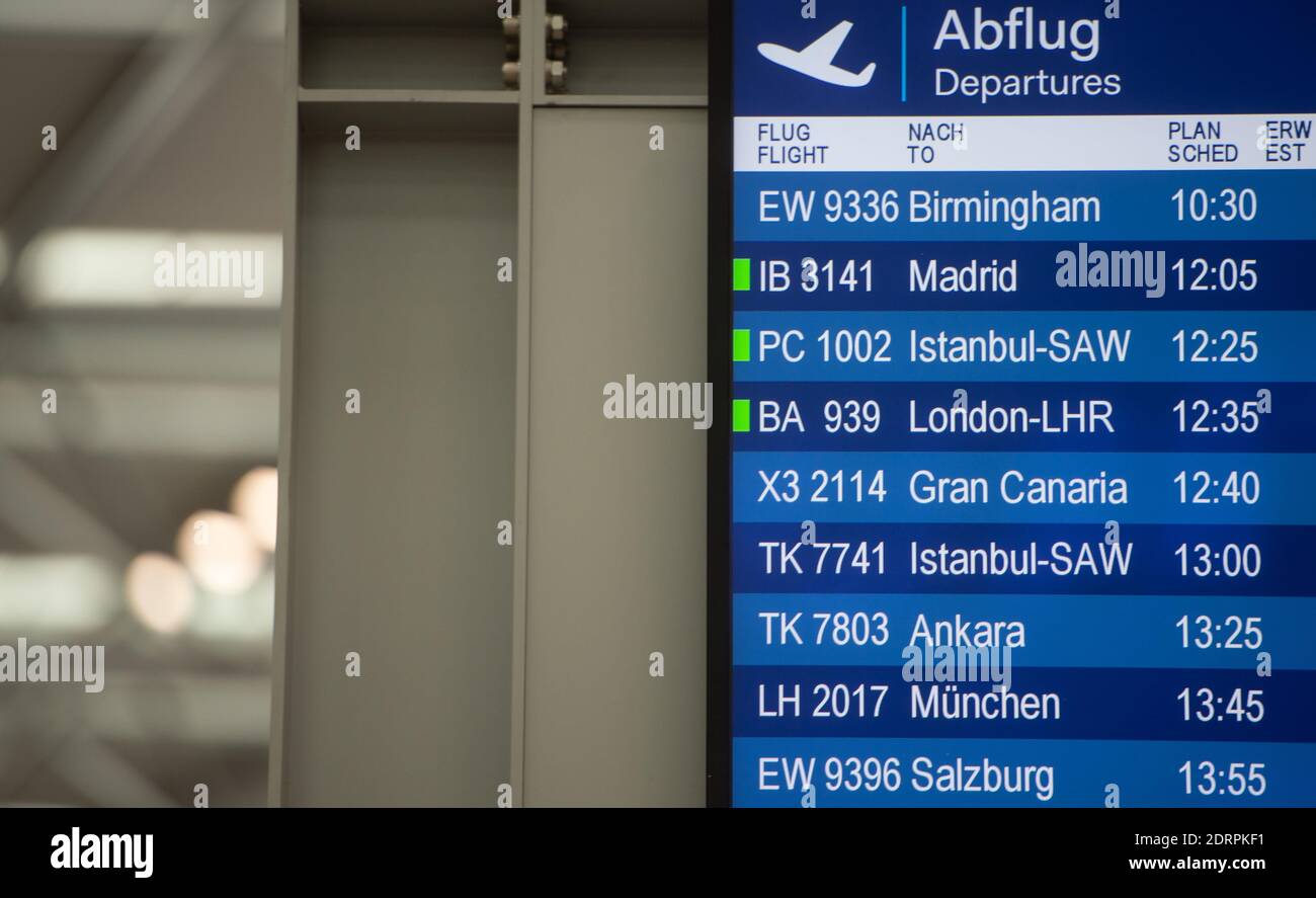 Düsseldorf, Alemania. 21 de diciembre de 2020. Un vuelo a Londres se ve en una tabla de salida en el aeropuerto. Debido a la aparición de una nueva variante del virus, supuestamente más contagiosa, en el sureste de Inglaterra, los vuelos desde el Reino Unido se han conectado a tierra a partir de hoy, aunque los vuelos al Reino Unido continúan. Crédito: Jonas Güttler/dpa/Alamy Live News Foto de stock