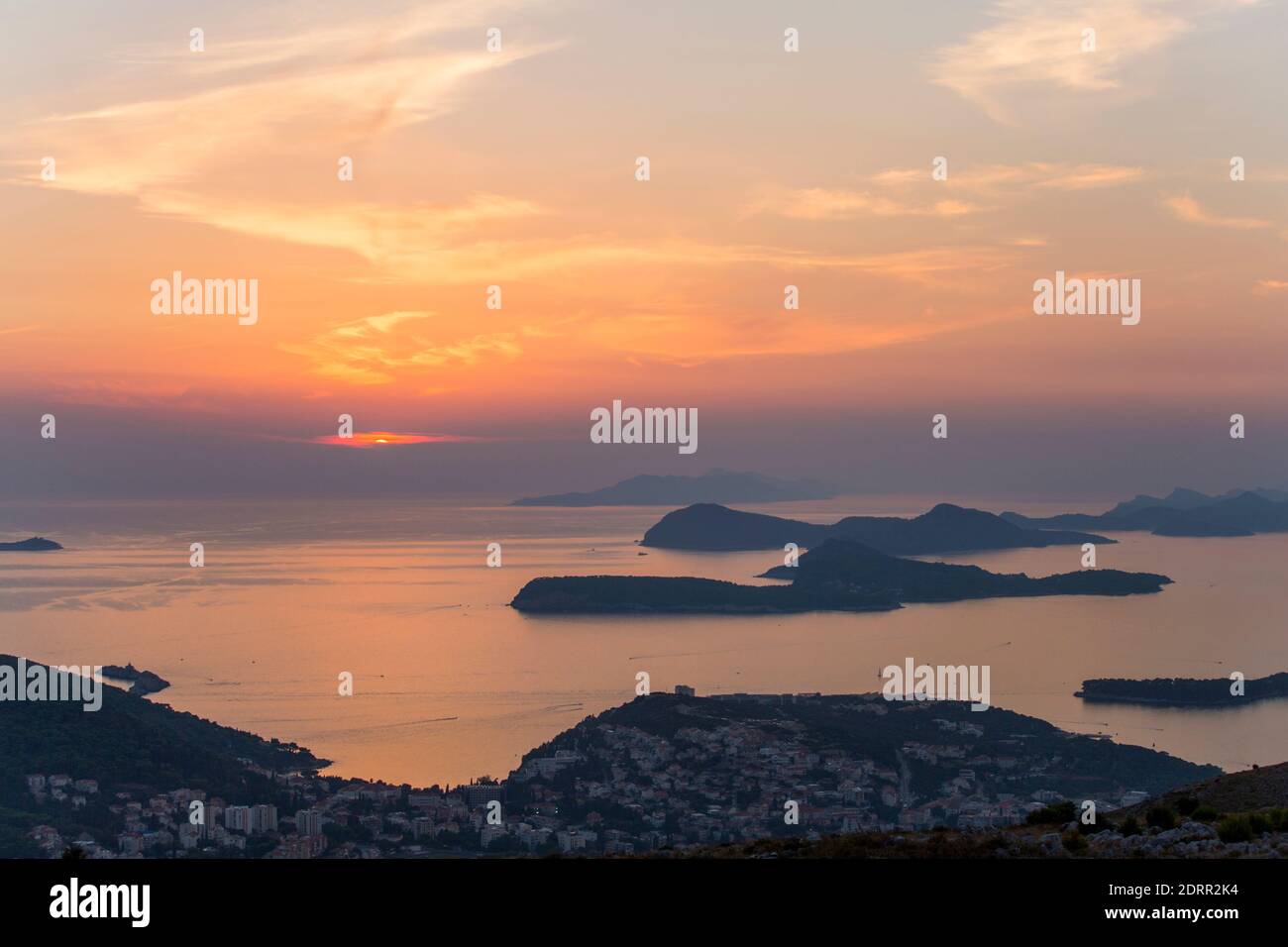 Dubrovnik, Dubrovnik-Neretva, Croacia. Vista desde el Monte Srđ a través del Mar Adriático a las Islas Elaphiti y Mljet distante, puesta de sol. Foto de stock