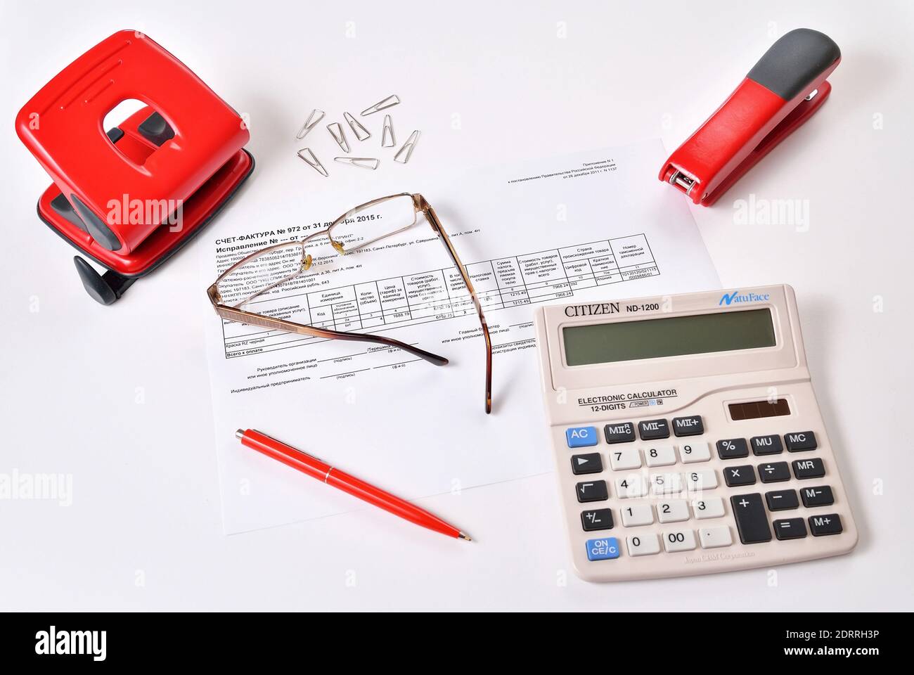 Herramientas de escritorio, documentos de contabilidad, gafas, calculadora,  lápiz, grapadora, perforador suministros de oficina Fotografía de stock -  Alamy