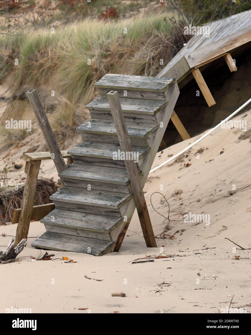 La erosión dañó la escalera de madera construida en el borde arenoso de Lago Michigan Foto de stock