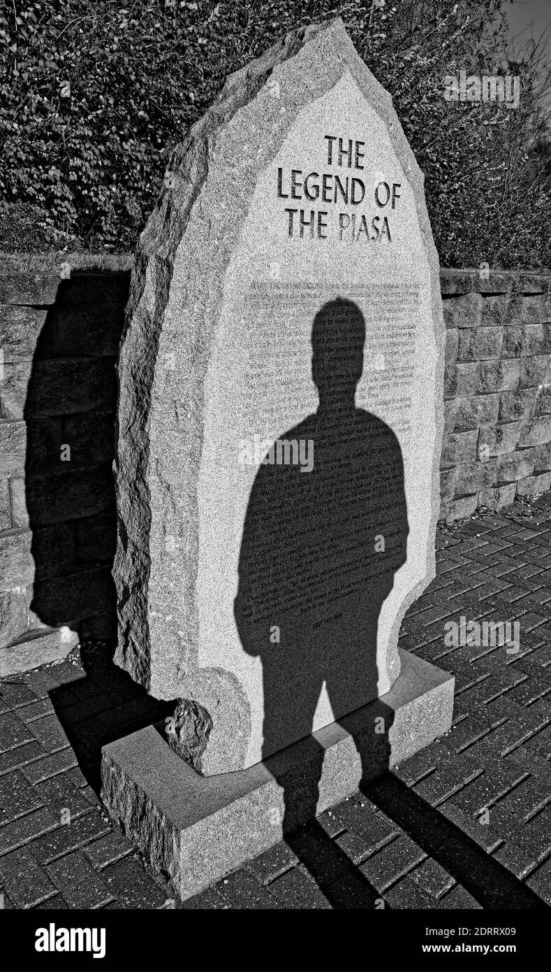 Un tiro vertical en escala de grises de una piedra sobre la leyenda De la Piasa y una sombra de un hombre Foto de stock