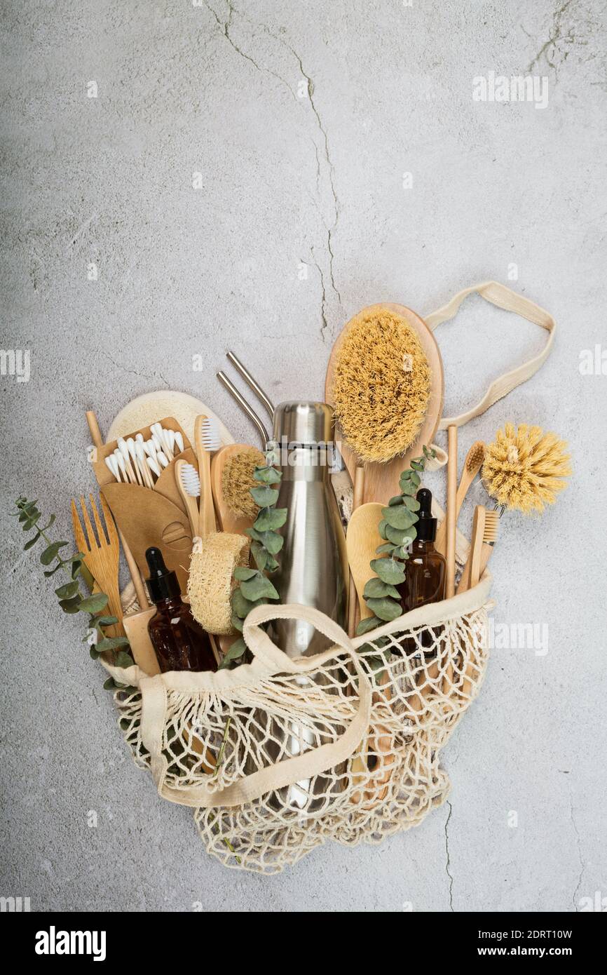 Conjunto de productos ecológicos sobre fondo de hormigón gris. Estilo de vida sostenible. Concepto sin plástico. Plano, vista superior, maqueta Foto de stock