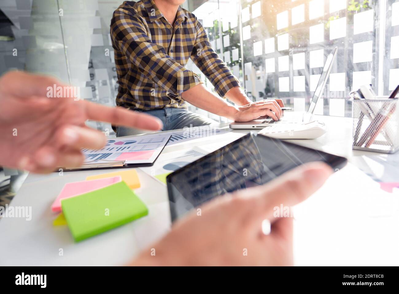 la tripulación de los directores de negocios jóvenes trabaja con el nuevo proyecto de puesta en marcha trabajando con plan en el escritorio de la oficina y la computadora digital moderna. Foto de stock