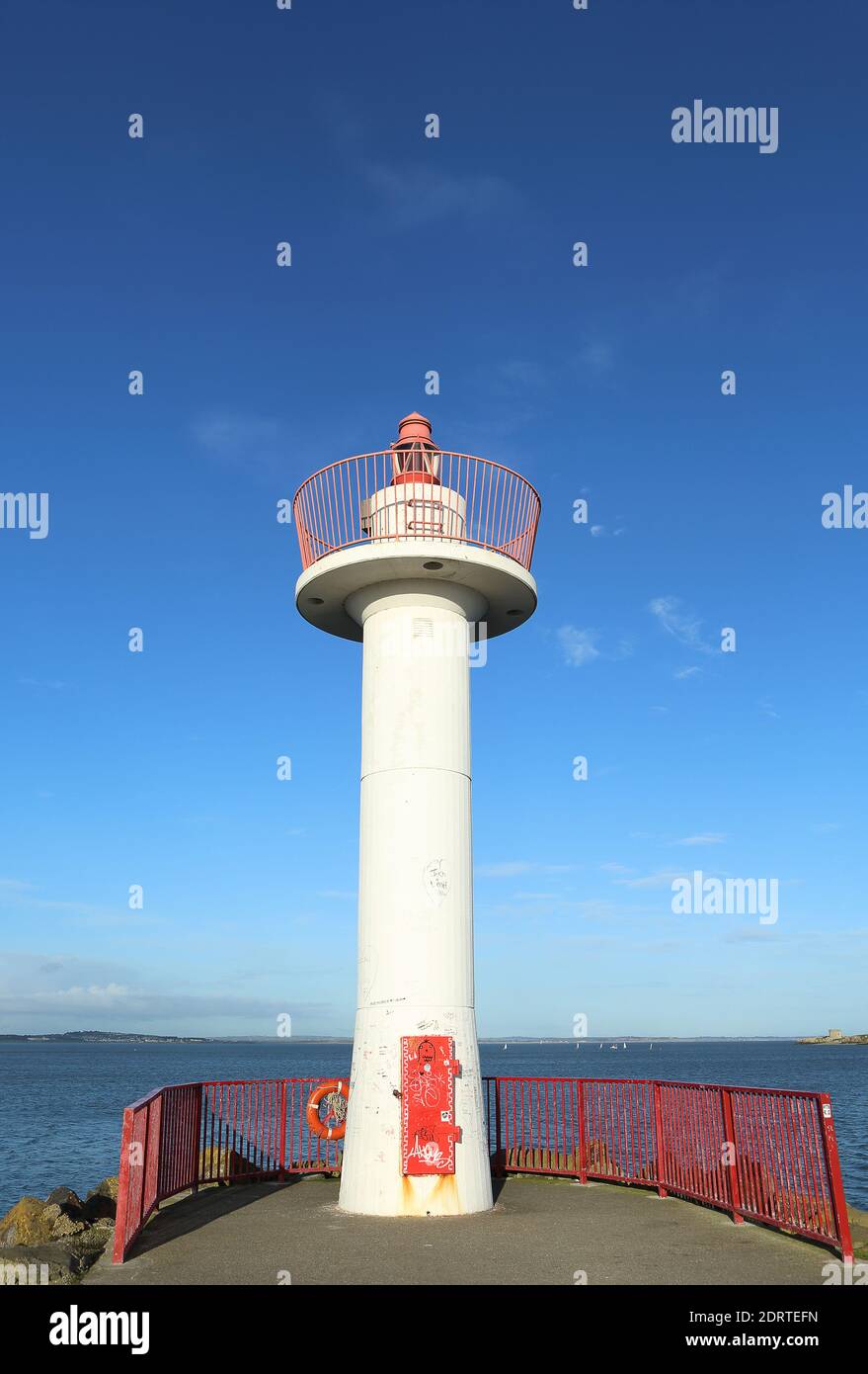 torre en el ned del muelle este en Howth, Irlanda, más allá del faro principal Foto de stock