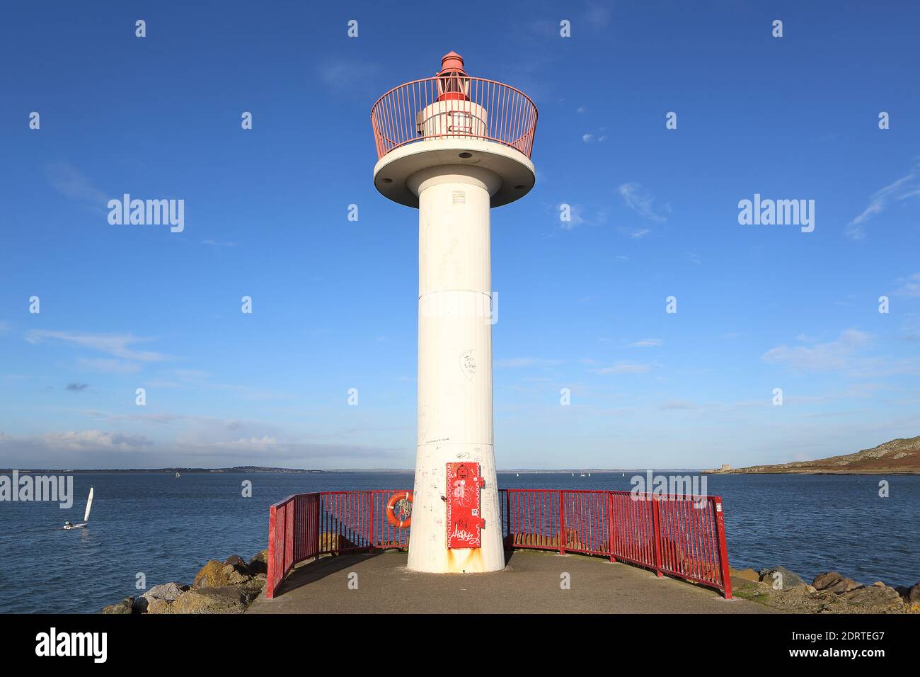 torre en el ned del muelle este en Howth, Irlanda, más allá del faro principal Foto de stock