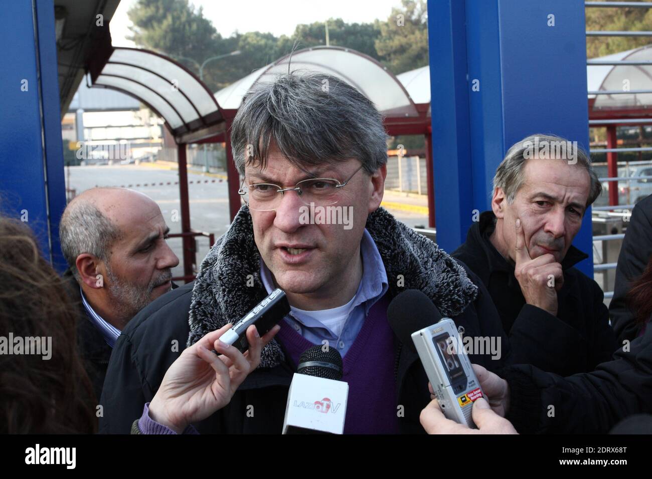 Cassino, Italia - 18 gennaio 2011: Maurizio Landini davanti i cancelli Fiat FCA Foto de stock