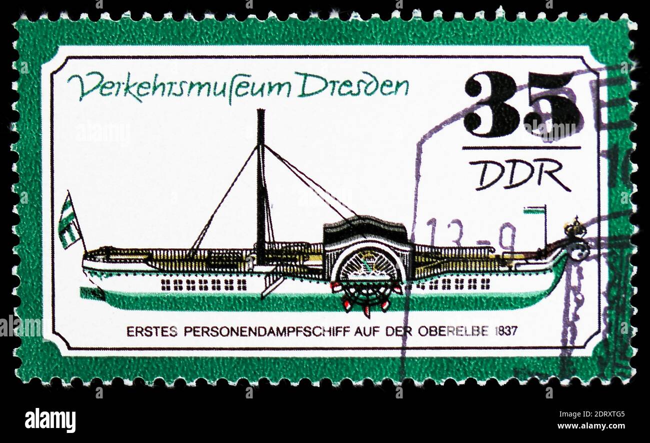 MOSCÚ, RUSIA - 20 DE FEBRERO de 2019: Un sello impreso en Alemania, República Democrática, muestra vapor personal en 1837, Museo de tráfico de Dresden seri Foto de stock