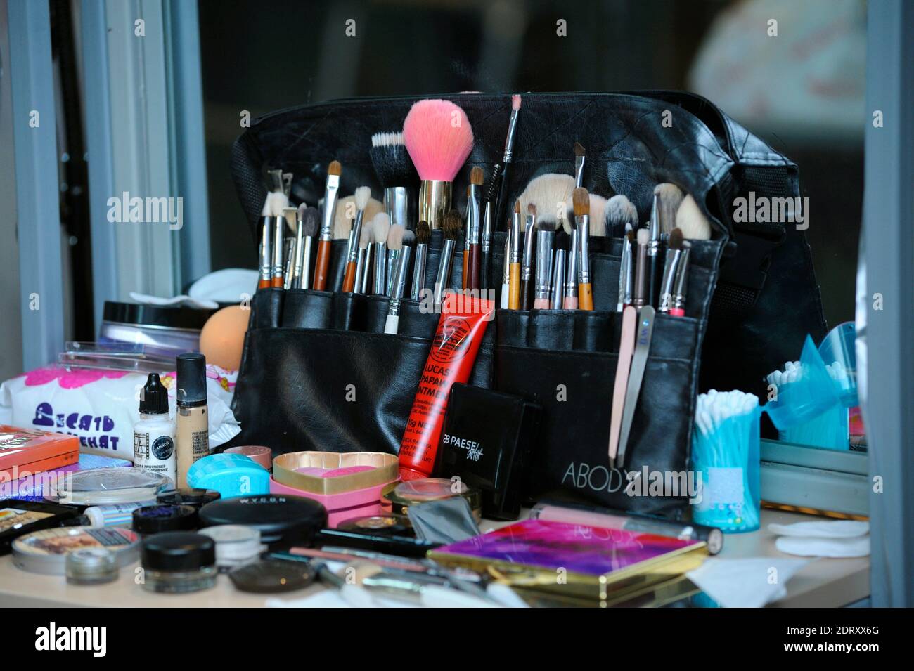 Kit cosmetólogo, paletas y pinceles, colocados en una mesa para maquillaje. 8 de noviembre de 2018. Kiev, Ucrania Foto de stock
