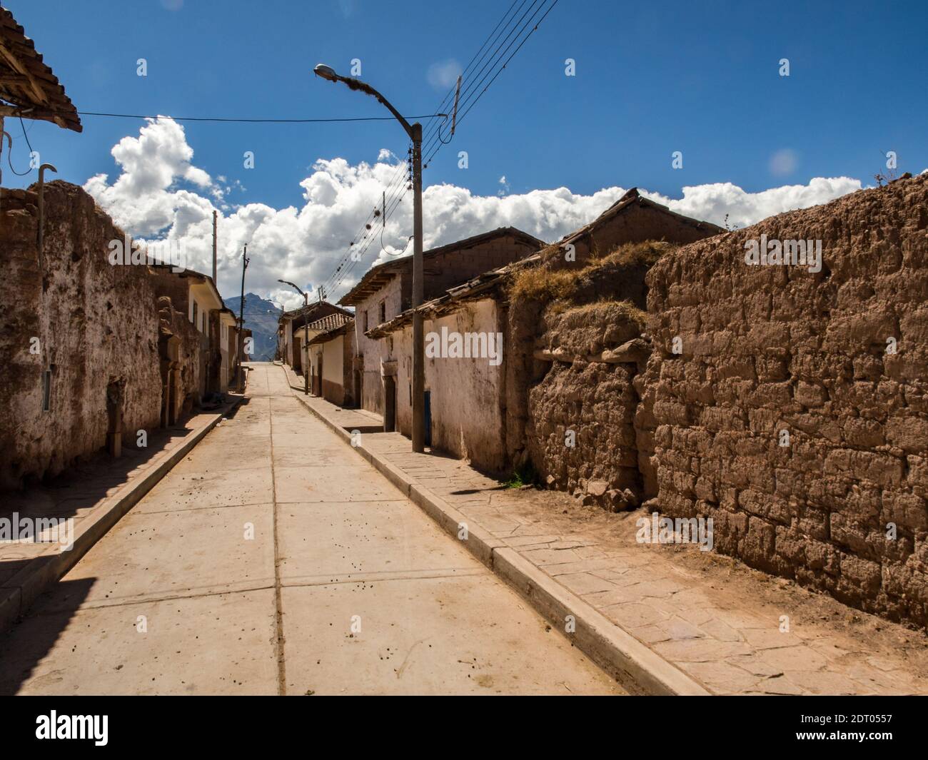Maras, Perú 20 de mayo de 2016: Calle en Moras. Las casas de la población  rural pobre están hechas de materiales locales, con suelos de tierra  embalada, paredes de adobe y da