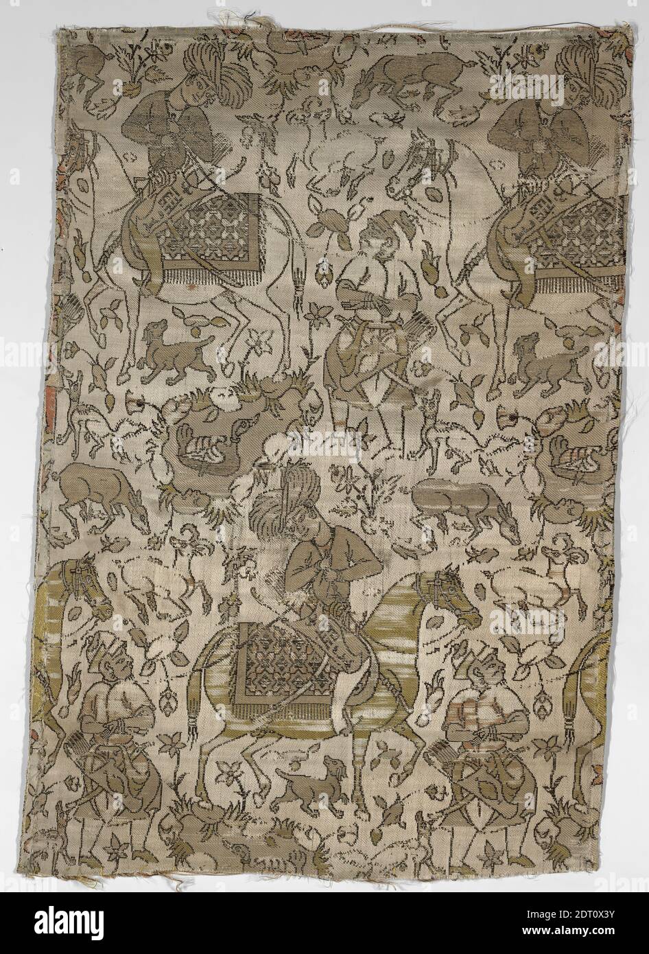 Artista: Abdallah, activo siglo 17, fragmento textil con un Courtier y Prisoner, principios del siglo 17, Seda; tejido compuesto, 13 11/16 × 20 1/16 pulg. (34.7 × 51 cm), este fragmento de seda representa a un cortesano vestido a caballo acompañado por un prisionero a pie, un motivo que se hizo popular tanto en pinturas como en textiles en el Irán del siglo XVI. Varios animales y exuberante vegetación rodean a la pareja. La firma del artista está visiblemente colocada en el alquivo del jinete idealizado; dice, obra de ‘Abd Allah., iraní/Persa, Islámica, dinastía Safavid (1501–1722), Textiles Foto de stock